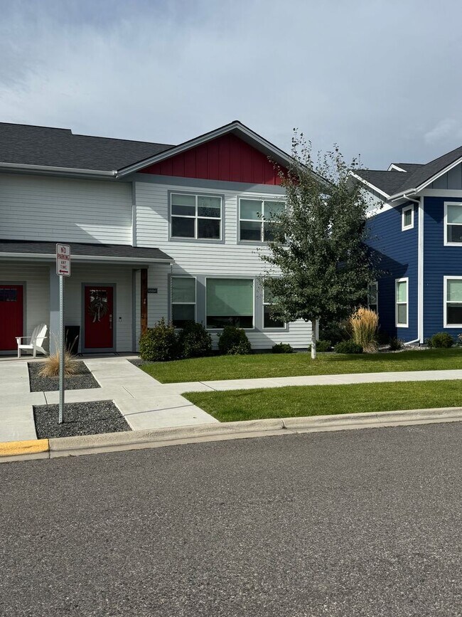 Building Photo - Gorgeous Townhome for Rent in the Lakes Neighborhood! Walking Distance to Parks and Lakes!