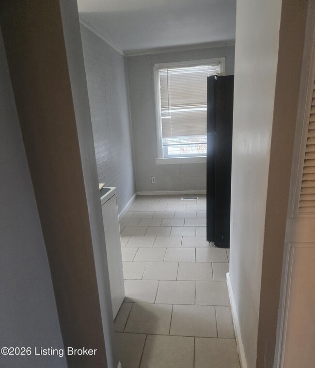 Building Photo - 3004 Wyandotte Ave