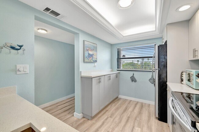 Building Photo - 10310 S Ocean Dr