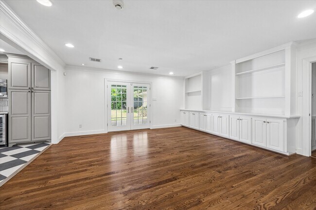Foto del edificio - 5210 Meadow Lake Ln