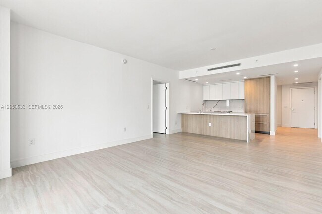 Building Photo - 2411 Laguna Cir