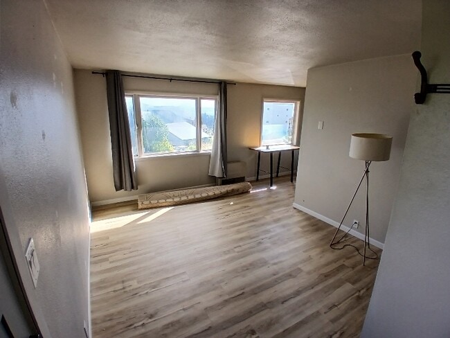Building Photo - 398 Mountain View Dr