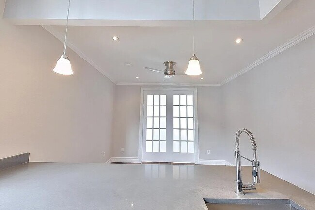 Building Photo - 722 10th Ave