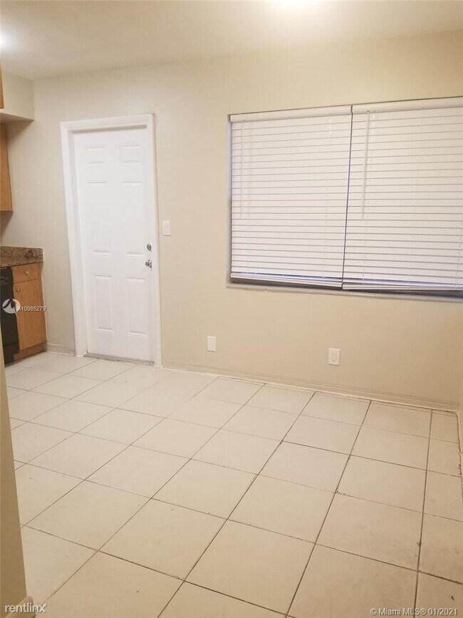 Building Photo - 2 br, 2 bath Duplex - 1300 SW 31st Ave