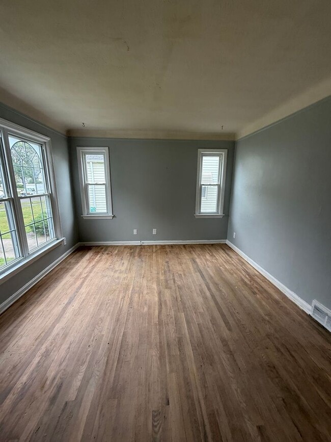 Building Photo - 4bd Single Maple Hts Water/Sewer Included