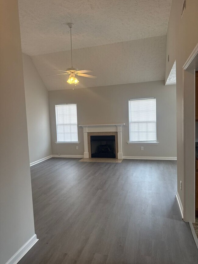 Foto del edificio - Great location! Close to Everything!