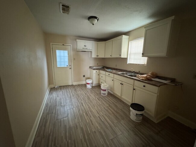 Foto del edificio - 2671 Huron St