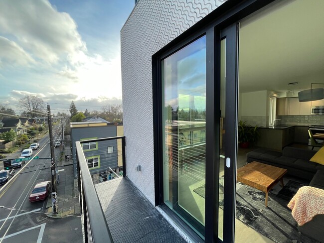 Building Photo - Bezel