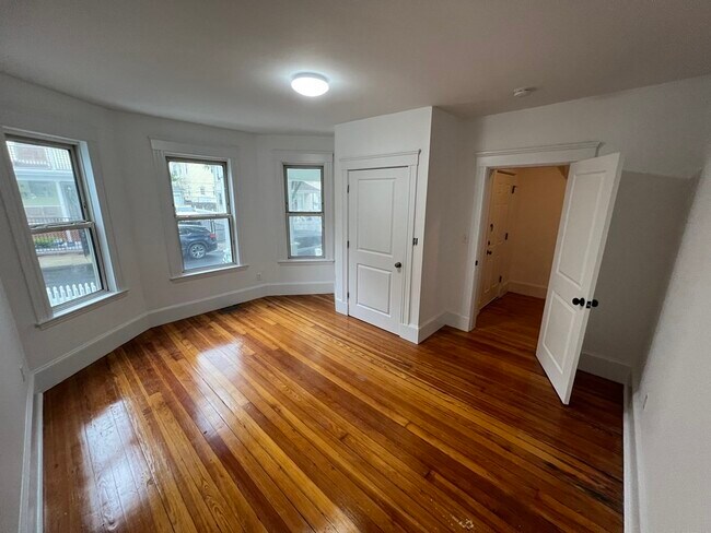 Building Photo - 15 Holiday St