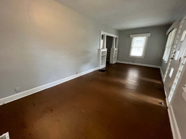 Building Photo - 1527 N Chester Ave