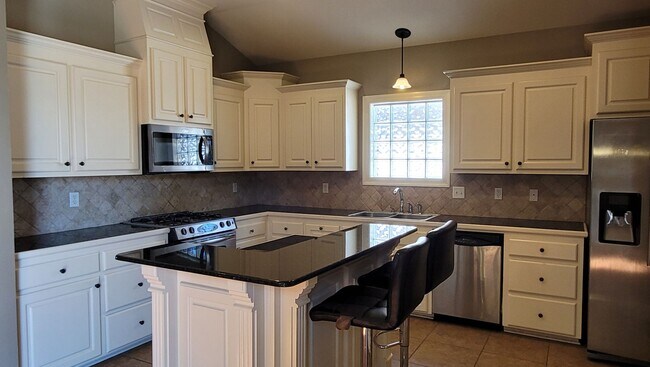 Foto del edificio - Spacious 3 bedroom plus office in Springla...