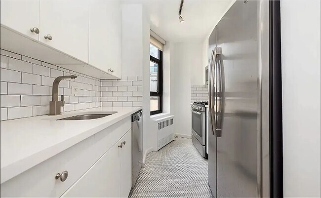 Building Photo - 245 E 44th St