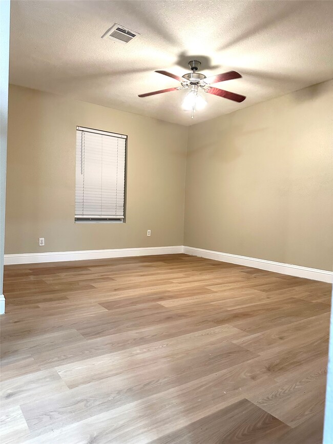 Building Photo - 6608 Sherwood Dr