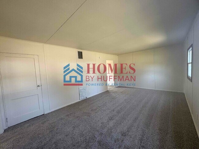 Building Photo - 3 Bedroom Home | 2 Car Detached Garage