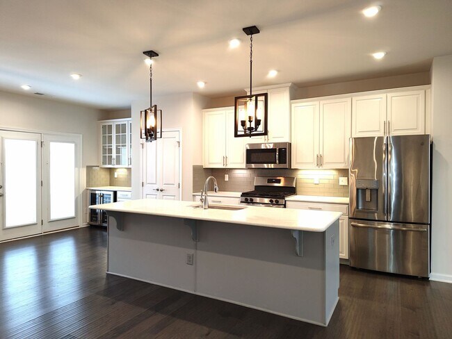 Building Photo - Pristine, 4 bed, 3.5 bath Townhome Located in the Kee Court Community!