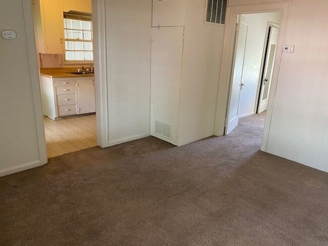Building Photo - Charming 1 Bedroom Duplex