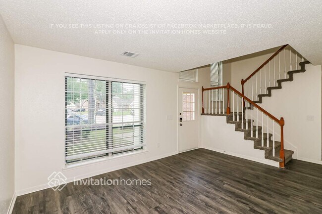 Foto del edificio - 7723 Pine Center Dr