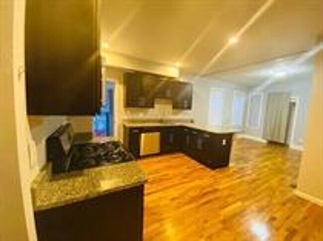 Building Photo - 39 Pinckney St
