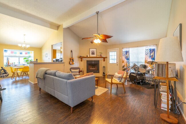 Foto del edificio - 421 Indianmeadow Dr