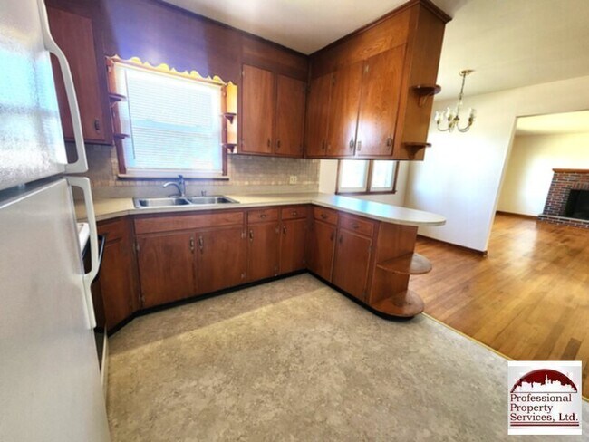 Building Photo - Charming brick rancher offers a perfect bl...