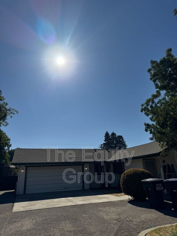 Building Photo - 1123 W Tulare Ave