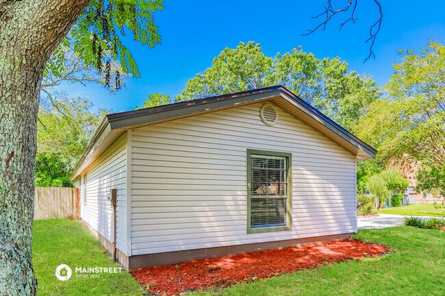 Building Photo - 8162 Cayuga Trail W