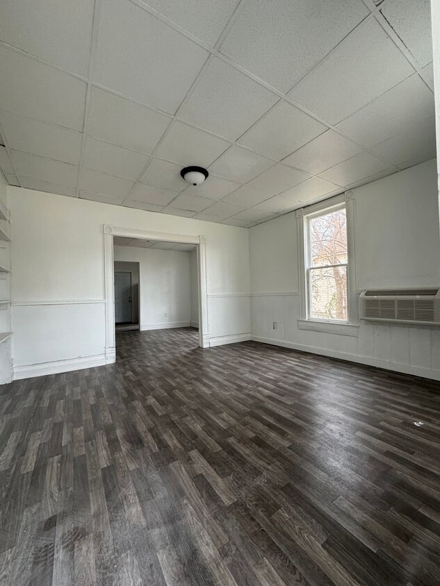 Building Photo - 1 bedroom 1 bath apartment available now u...