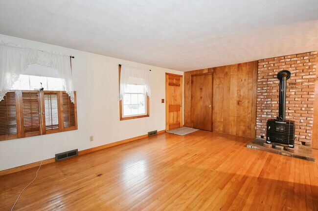 Building Photo - 60 Wildwood Rd