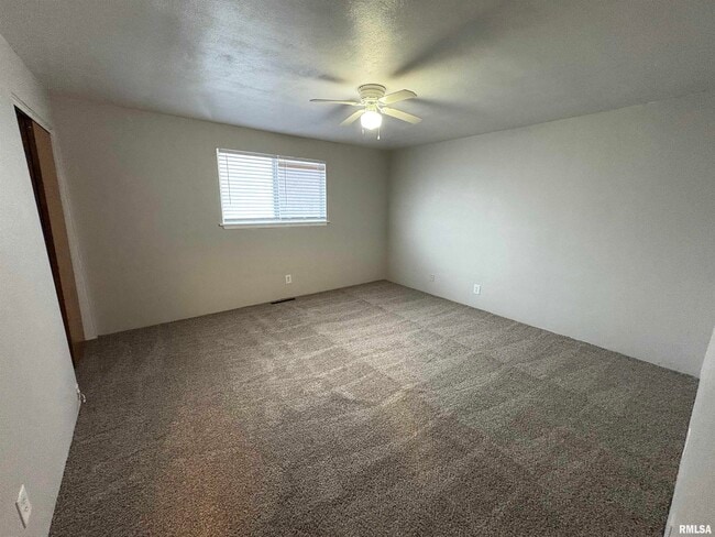 Building Photo - 760 E Shore Dr