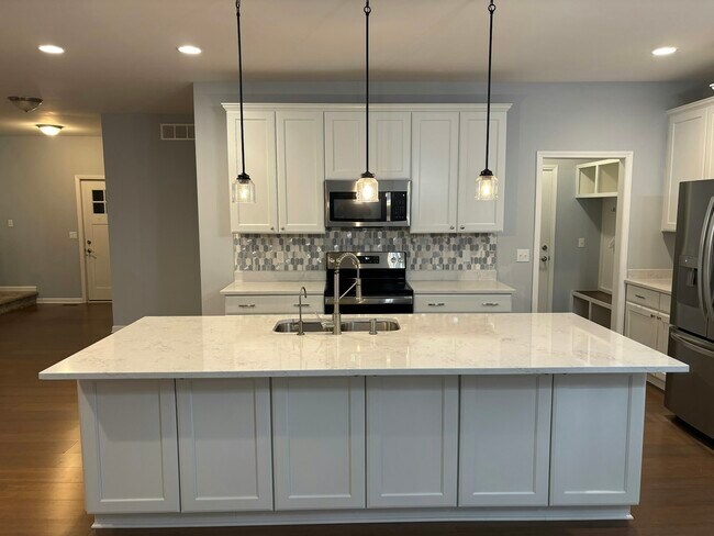 Foto del edificio - 2142 Hidden Ridge Dr