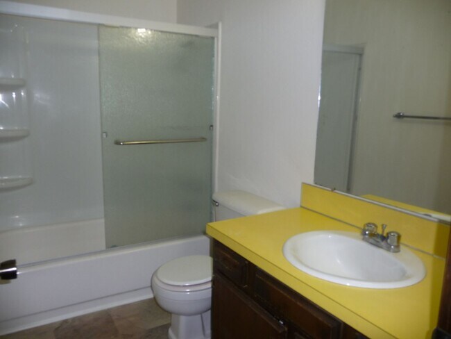 Foto del edificio - New carpeting