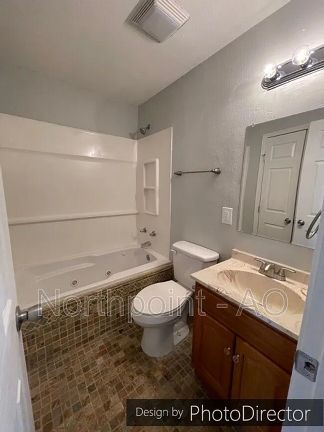 Foto del edificio - Updated 3-Bedroom Home with Garage & Deck in Kansas City, KS