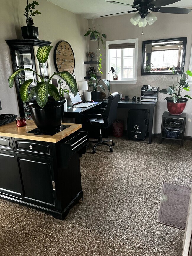 Foto del edificio - 653 S Laspina St