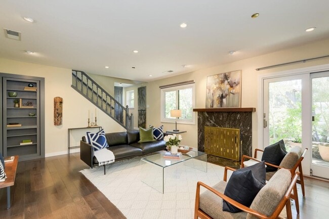 Building Photo - Meticulous 2 Bed 2.5 Bath End Unit Townhom...