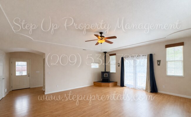 Foto del edificio - 3BR/2BA Soulsbyville Home w/ Wrap-Around Deck + Fenced Yard