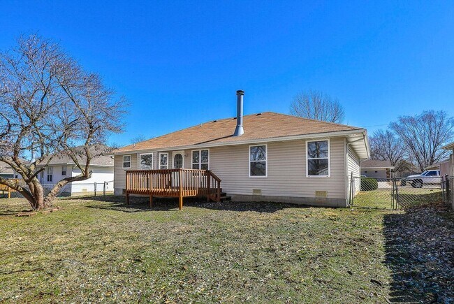 Foto del edificio - Updated 3 bedroom 2 bathroom 2 car garage ...
