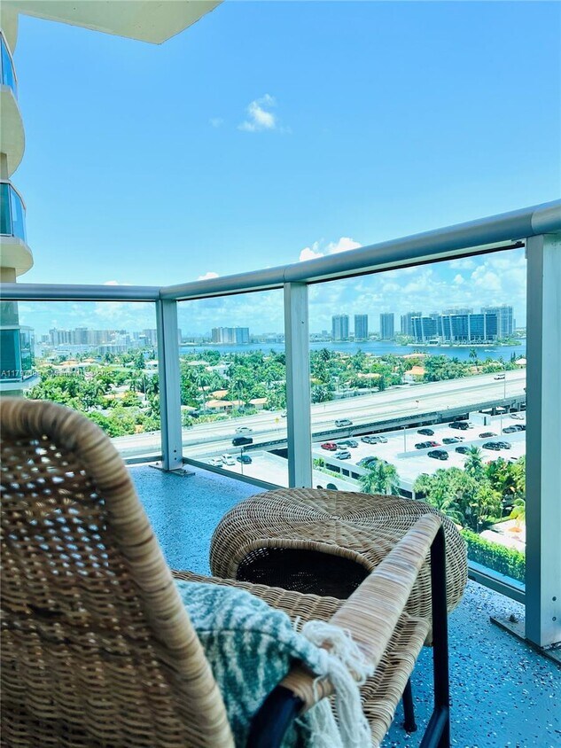 Foto principal - 19370 Collins Ave