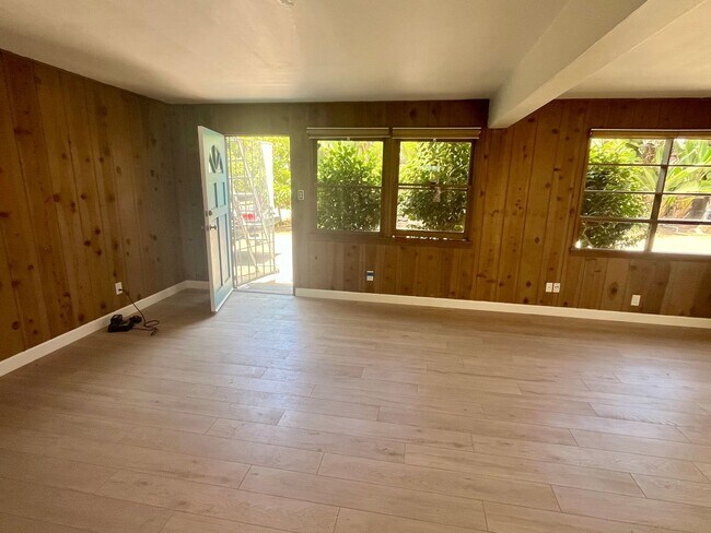 Building Photo - Leucadia Charming 1BD + Office Duplex w/Pr...