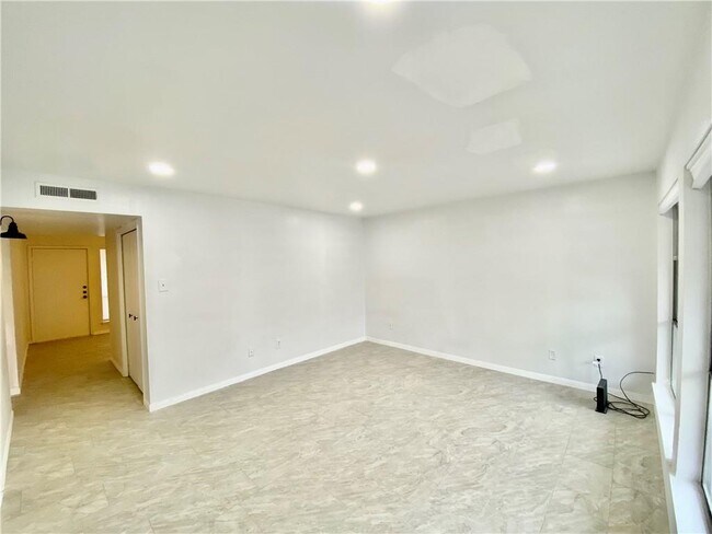 Building Photo - 6910 Hart Ln