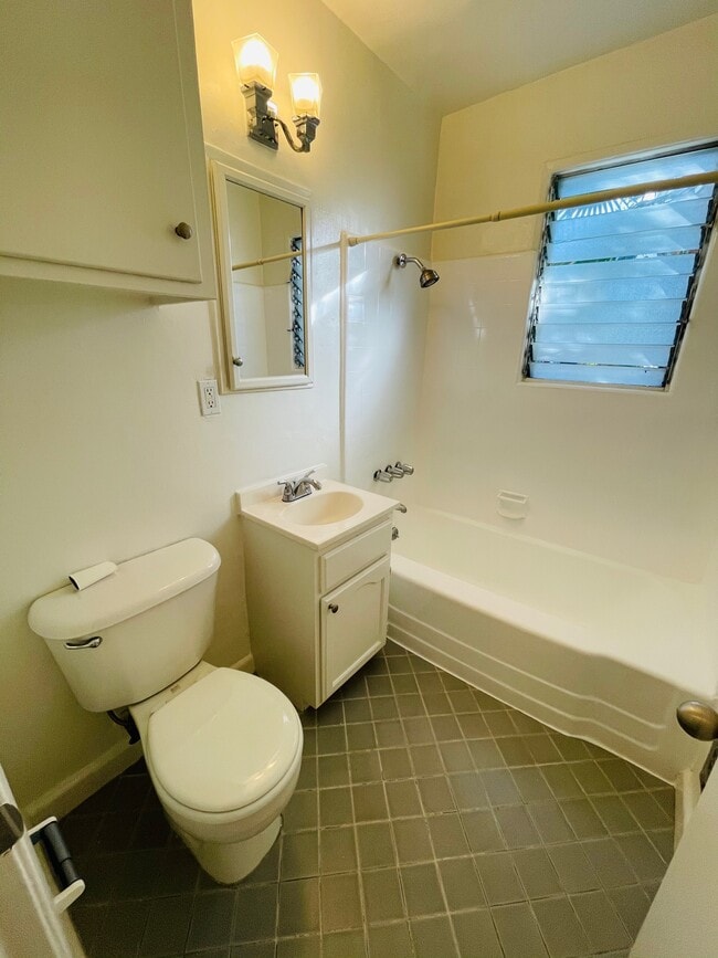BATHROOM - 1605 N MARTEL Ave