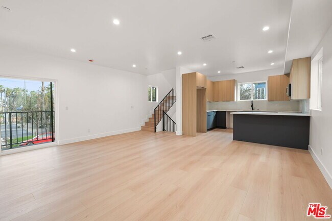 Foto del edificio - 913 N Hobart Blvd