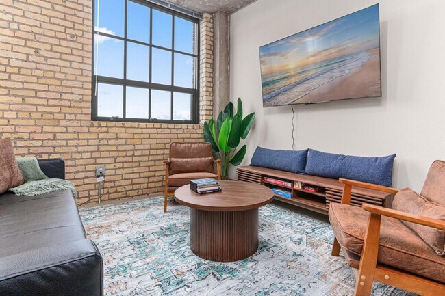 Foto del edificio - 718 N Washington Ave