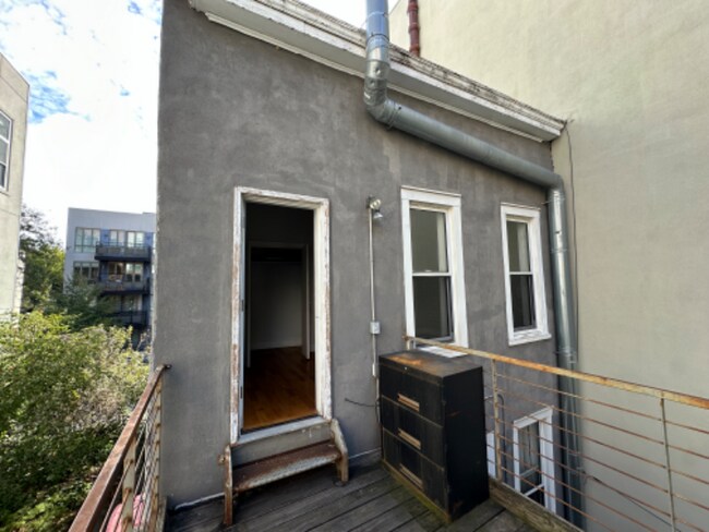 Building Photo - 232 Spencer St