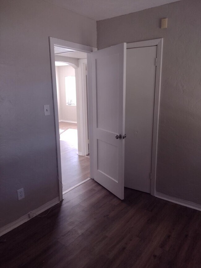 Building Photo - Newly Renovated, 2 Bedroom, 1 Bath ~ Gulfp...