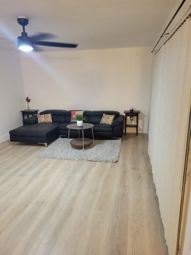 Foto del edificio - 570 N Tropic Ln