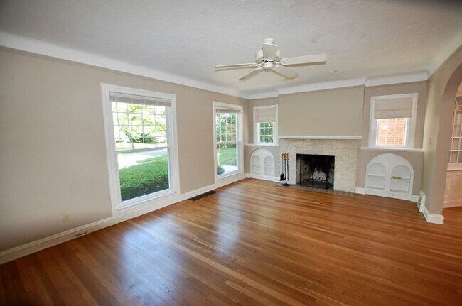 Building Photo - Pristine first floor unit!