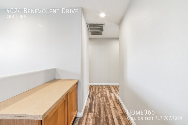 Foto del edificio - Gorgeous 4 bed 3 bath