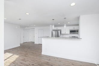 Building Photo - Ezio‘s Place