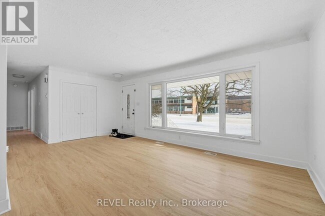 Building Photo - 10 Redwood Ave