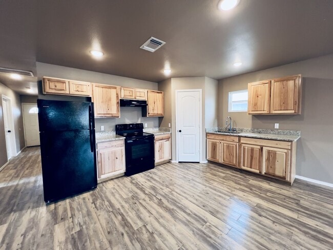 Building Photo - Cozy 3 Bedroom House